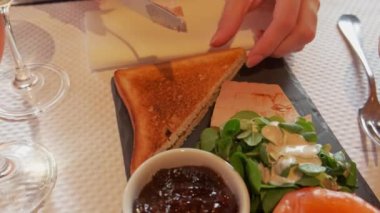 Paris 'teki restoranda Foie Gras' yı tostun üzerine döken kadının videosunu kapat..