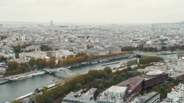 Sonbahar döneminde Paris 'in üstünde, Eyfel Kulesi' nden Görüntü.