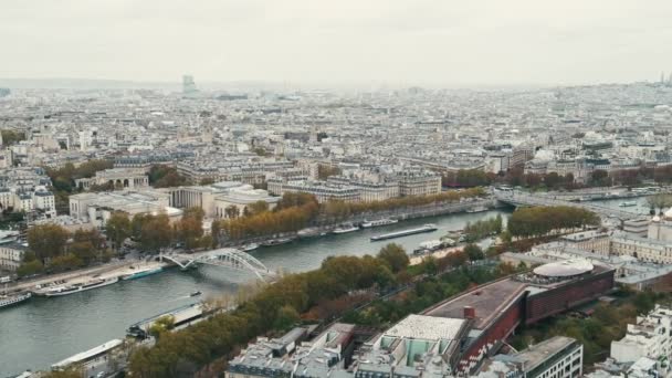 Кадры Над Парижем Осенью Вид Эйфелевой Башни — стоковое видео