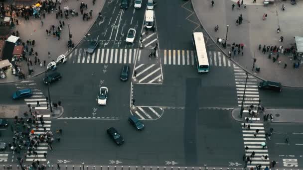 Кадры Пешеходов Переходящих Дорогу Вид Сверху — стоковое видео
