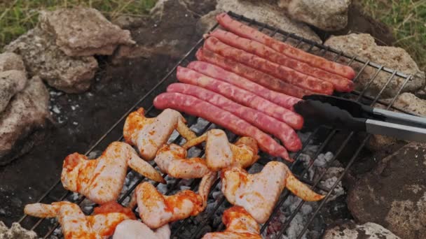 Close Speed Video Man Cooking Some Sausages Chicken Wings Outdoors — Stock Video