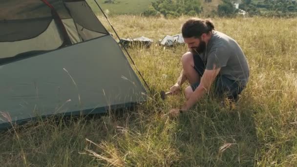 慰めの夜のためのキャンプ テントを取付けるヤングひげを付けられた男 — ストック動画