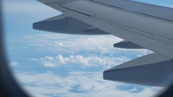 Schöne Aussicht Aus Dem Flugzeugfenster Über Den Wolken — Stockvideo
