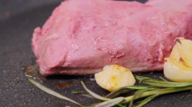 Şefin ördek göğsünü tavada pişirme görüntülerini kapatın..