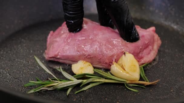 Close Imagens Chef Preparando Bife Peito Pato Panela — Vídeo de Stock