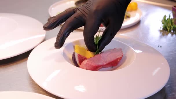 레스토랑에서 접시에 도금을 만드는 요리사의 비디오 — 비디오