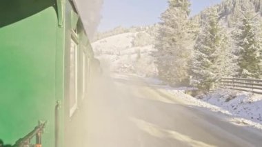 Güzel bir kış günü, bütün gece kar yağdıktan sonra tren penceresinden POV görüntüleri..