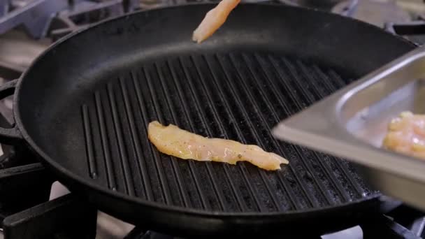 Крупним Планом Кадри Шеф Кухаря Смажать Трохи Курки Сковороді — стокове відео