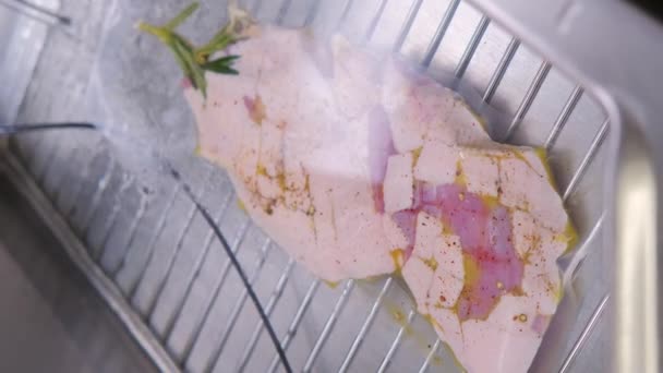 Verticale Video Van Het Bereiden Van Kippenvlees Vacuüm Koken Waterpot — Stockvideo