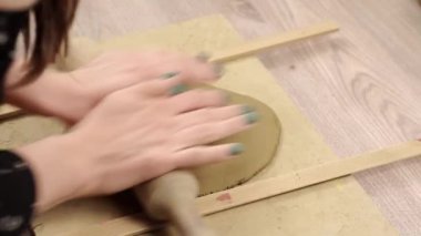Kadının esrar yapmak için kilden hamuru gerdiği videoyu kapat..