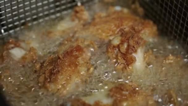 Close Filmagem Chef Preparando Fritar Frango Crocante — Vídeo de Stock