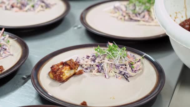Filmagem Chef Fazer Chapeamento Restaurante Com Alguma Salada Frango Frito — Vídeo de Stock