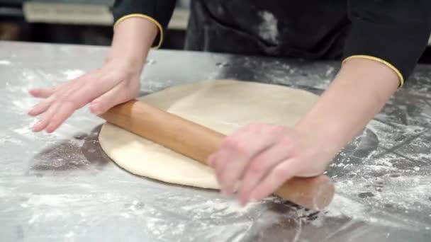 Vidéo Chef Étirant Pâte Dans Cuisine — Video
