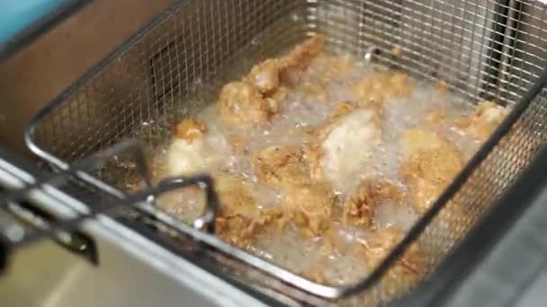 Zamknij Nagranie Szefa Kuchni Przygotowującego Chrupiącego Kurczaka — Wideo stockowe