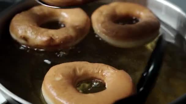 Imagens Perto Fritar Donuts Óleo — Vídeo de Stock