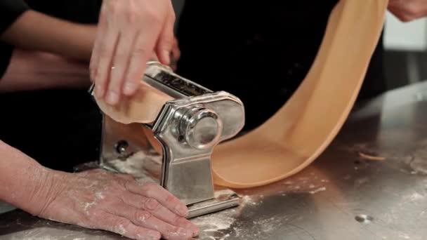 Imagens Perto Massa Alongamento Chef Para Massas — Vídeo de Stock