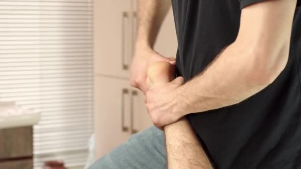 Zbliżenie Wideo Lekarza Wykonującego Terapię Fizjologiczną Podeszwę Lub Stopę — Wideo stockowe