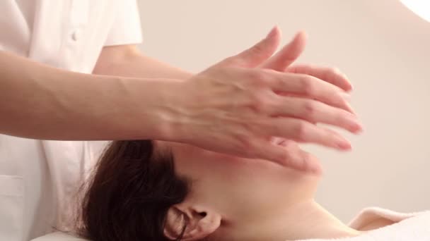Nagranie Kosmetyczki Robiącej Masaż Twarzy Dla Pacjenta — Wideo stockowe