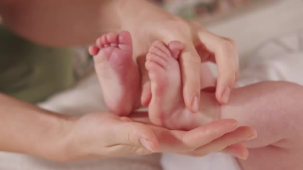 Κοντινό Πλάνο Μητέρα Κάνει Μασάζ Στα Πόδια Για Μωρό Της — Αρχείο Βίντεο