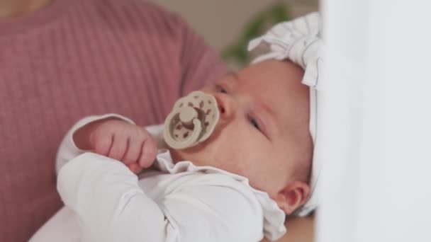Primer Plano Las Imágenes Madre Sosteniendo Bebé Brazos Cerca Ventana — Vídeo de stock