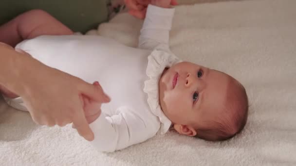Images Bébé Adorable Fille Allongée Sur Lit Restant Avec Maman — Video