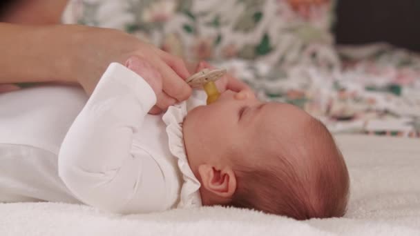 Optagelser Yndig Baby Pige Liggende Sengen Opholder Sig Hos Mor – Stock-video