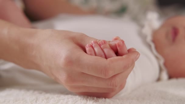 Nahaufnahme Video Der Mutter Mit Baby Hand — Stockvideo