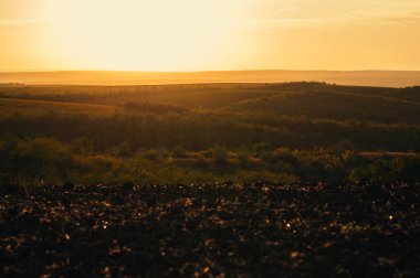 Sonbahar zamanı gün batımında kırsal alanda inanılmaz ısınma manzarası.