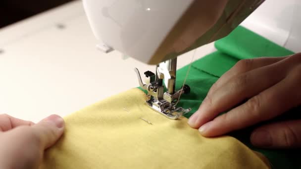 工作室里在缝纫机上工作的妇女的特写镜头 — 图库视频影像