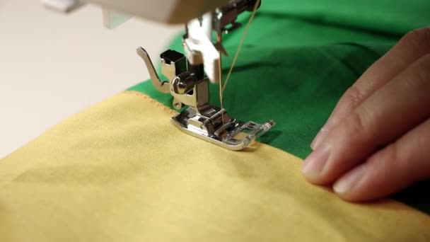 工作室里在缝纫机上工作的妇女的特写镜头 — 图库视频影像