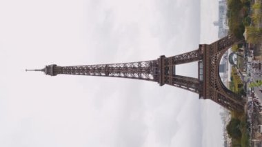 27 Ekim 2023, Fransa, Paris. Bulutlu bir günde Eyfel Kulesi 'nin dikey görüntüleri.