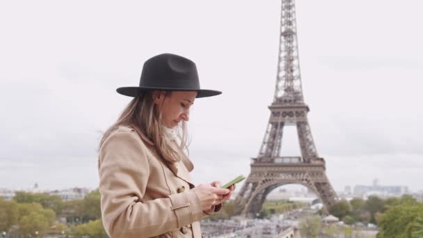 Footage Young Woman Waring Black Hat Coat Eiffel Tower Using — Stock Video