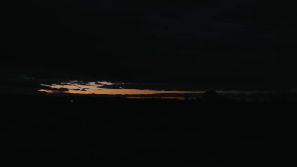 厳しい雨の嵐の雲の上昇する太陽のタイムラプスビデオ — ストック動画