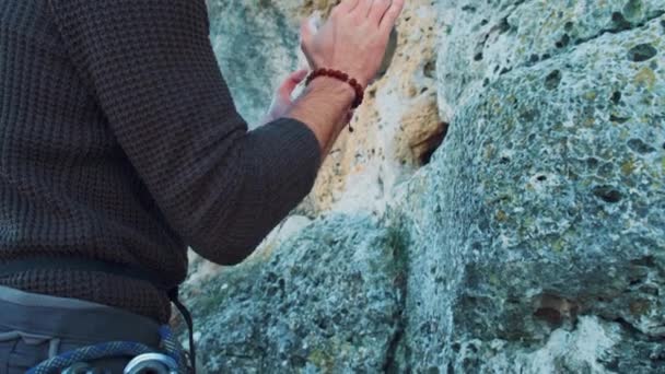 Tırmanmak Için Tebeşir Magnezyumla Hazırlayan Dağcı Videosunu Kapat — Stok video
