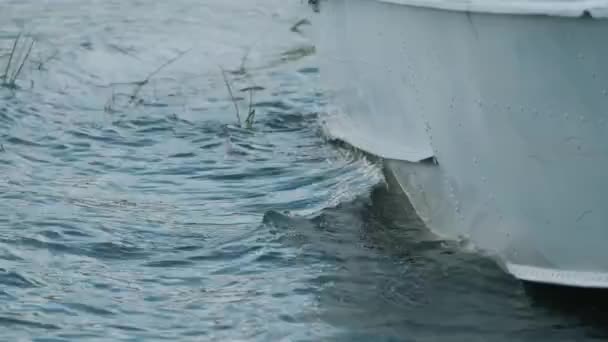 Wellen Aus Nächster Nähe Treffen Das Kleine Weiße Boot — Stockvideo