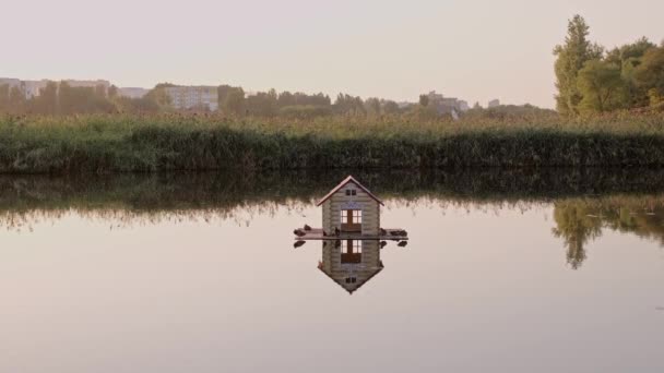 Casa Pequena Lago Para Patos Parque Hora Pôr Sol — Vídeo de Stock