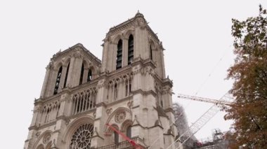 25 Ekim 2023 Paris, Fransa. Notre Dame De Paris 'in hasar üstüne yeniden yapılanma videosunu kapat.