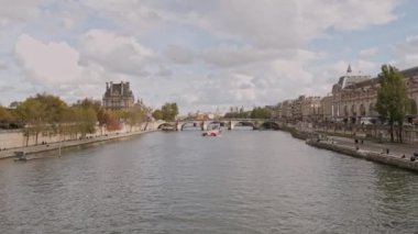 24 Ekim 2023, Paris, Fransa. Paris 'teki Sienna Nehri' nin yelkenli teknesiyle çekilmiş videosu..