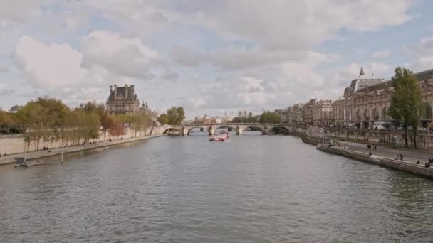 2023年10月24日 フランス セーリングボートでパリのシエンナ川のビデオ — ストック動画