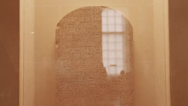 Närbild Video Egyptiska Hieroglyfer Stenvägg — Stockvideo