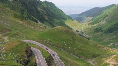 Yaz boyunca Transfagarasan yolunun video görüntüsü.
