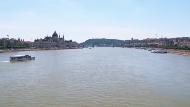 ブダペストの美しい街並みのビデオ 国会とターリスティックボート付きのダヌーブ川の近く — ストック動画