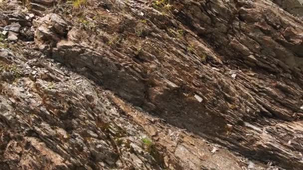 高山上古老岩层的运动镜头 — 图库视频影像