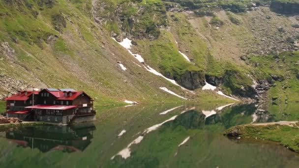 Panning Βίντεο Της Παλιάς Καμπίνας Και Της Λίμνης Μπαλέα Ορεινό — Αρχείο Βίντεο