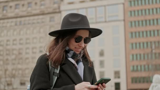Video Una Giovane Viaggiatrice Che Usa Smartphone All Aperto Barcellona — Video Stock