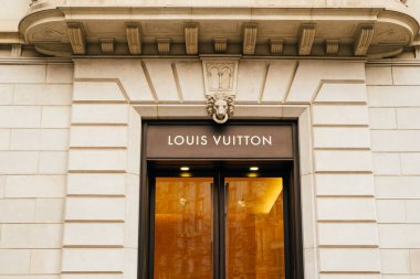 21 Şubat 2023, İspanya, Barselona. Louis Vuitton logosu İspanya 'nın Barselona caddelerinde dükkanın ön girişinin üstünde..