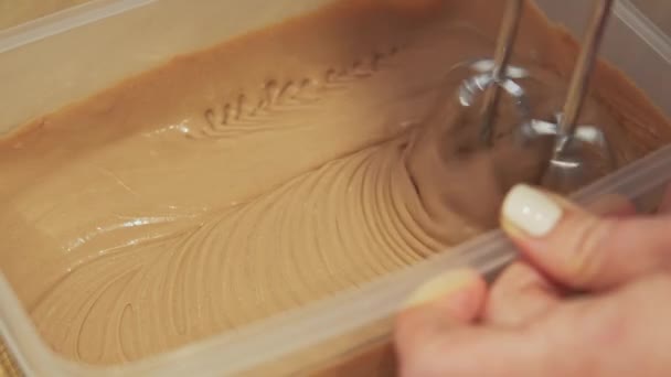 Gros Plan Vidéo Chef Mélange Crème Pour Macarons — Video