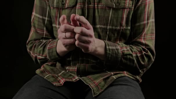 Bir Adamın Parmaklarıyla Sinir Tiki Geçirdiği Görüntüleri Kapat — Stok video