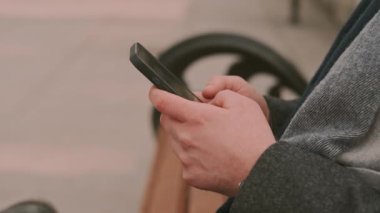 Parktaki akıllı telefondan kayan erkek eli videosunu kapat..