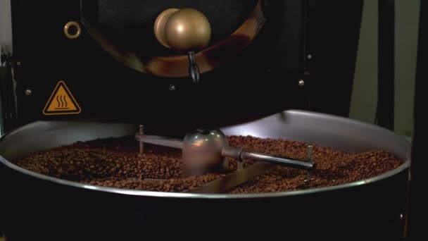 ロースト豆を冷却する機械の映像 — ストック動画